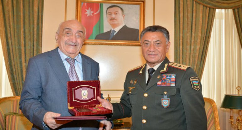 Ramil Usubov Xoşbəxt Yusifzadəni medalla təltif etdi