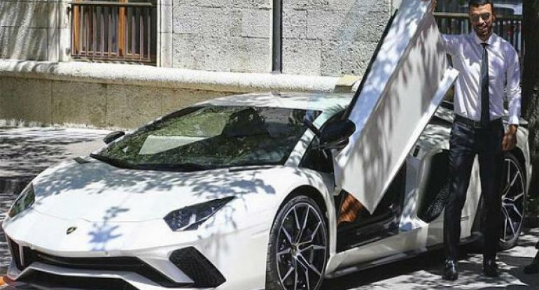 Türkiyəli millət vəkili “Lamborghini”sini satışa çıxardı