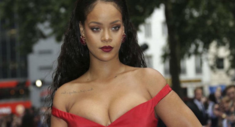 Rihanna İnstaqramda soyundu