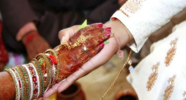Hindistanda gənc oğlan ölən sevgilisinin meyiti ilə evləndi