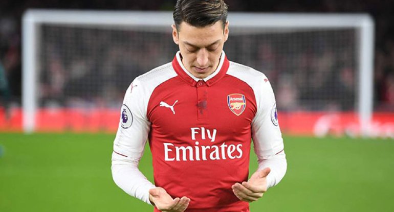 Özil “Arsenal”da qalır