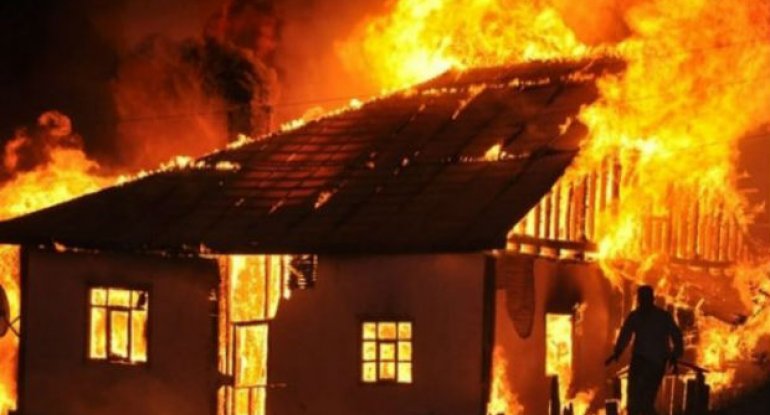 Beyləqanda 4 otaqlı ev yandı