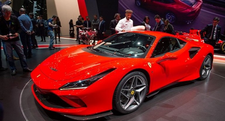 Ferrari yeni modelini təqdim etdi