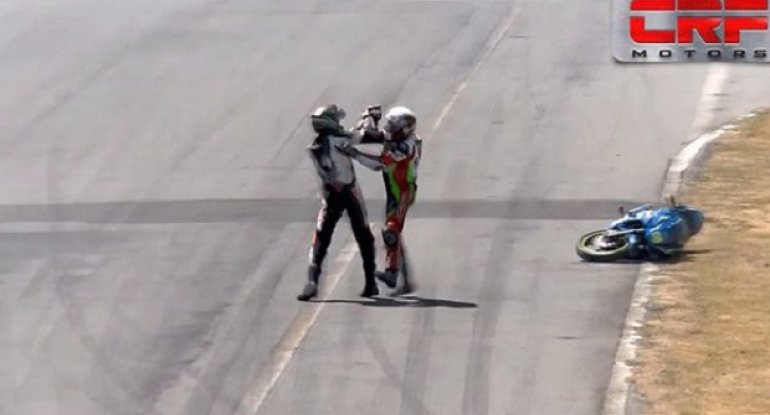 İki motosikletçi yarışda bir-birini yumruqladı