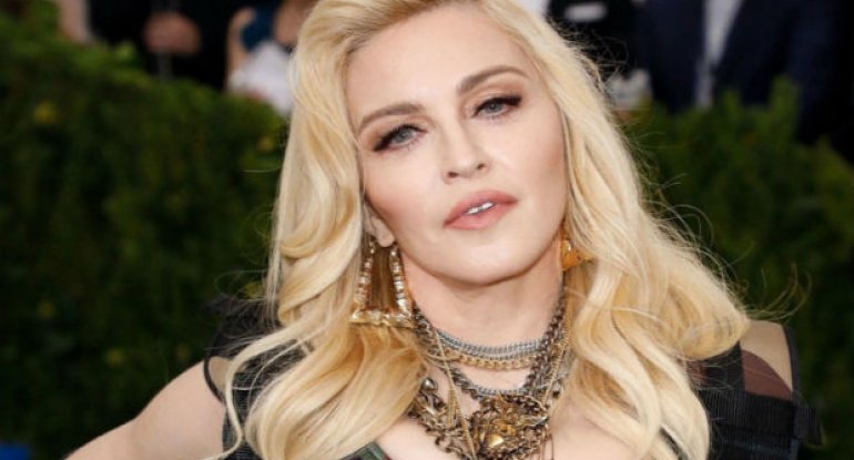 Madonna rus müğənnini “qarət etdi”