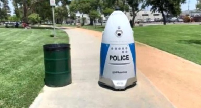 Robot polis işə başladı