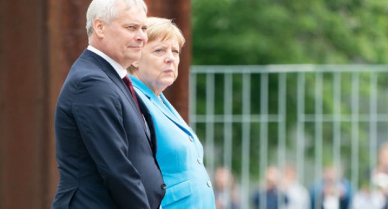 Angela Merkel üçüncü dəfə titrədi