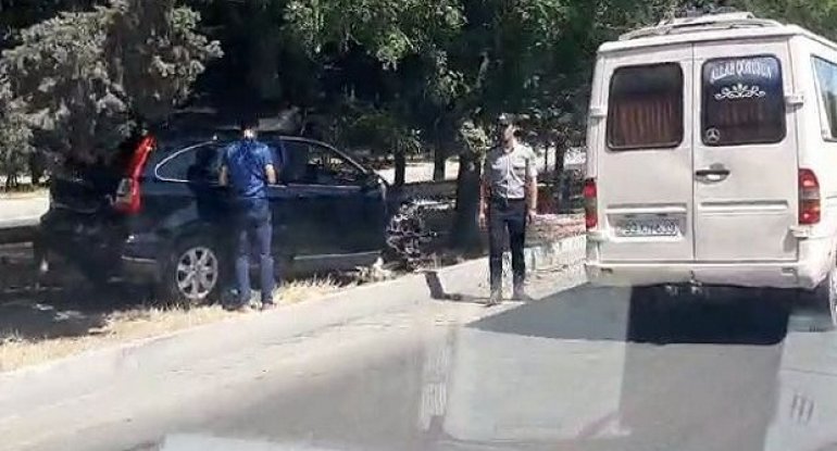 Bakıda “moyka” işçisi müştərinin avtomobilini ağaca çırpdı