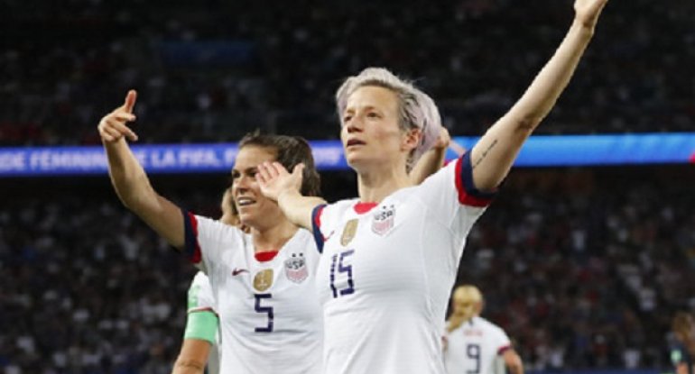 ABŞ-da lesbiyan futbolçu prezident olmaq istəyir