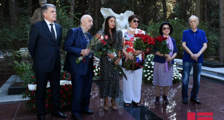 Leyla Əliyeva Müslüm Maqomayevin məzarını ziyarət edib