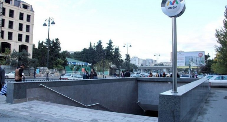 Bakı metrosunun qarşısında biabırçı mənzərə