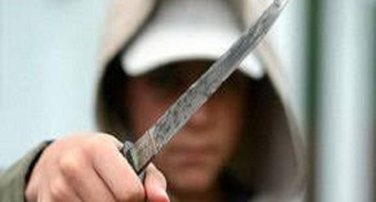 Paytaxtda 18 yaşlı gənc bıçaqlandı