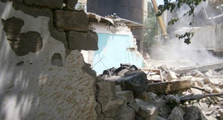 Sumqayıtda beton hasar uçdu