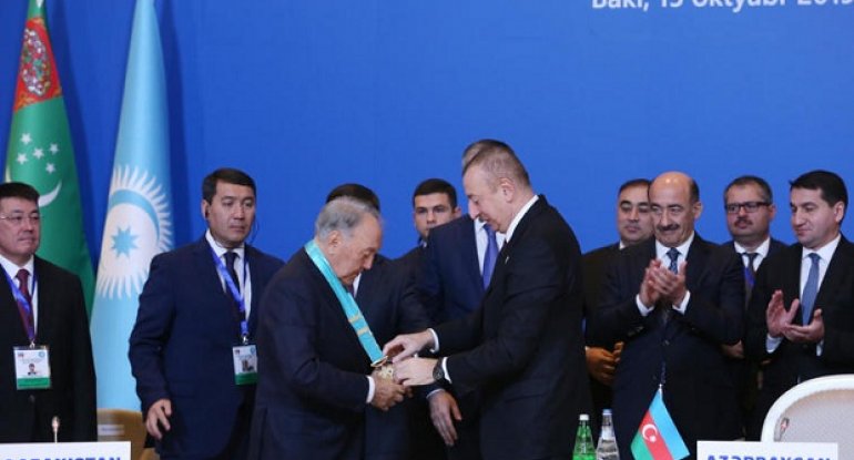 İlham Əliyev Nursultan Nazarbayevə “Türk dünyasının Ali Ordeni”ni təqdim etdi