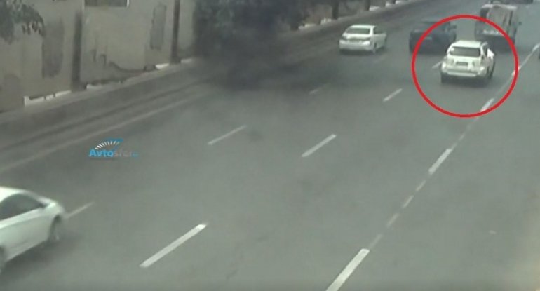Bakıda avtomobil yolun ortasında qalan “Qazel”ə çırpıldı