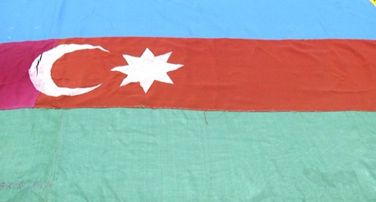 Azadlıq meydanında qaldırılan ilk Azərbaycan bayrağı