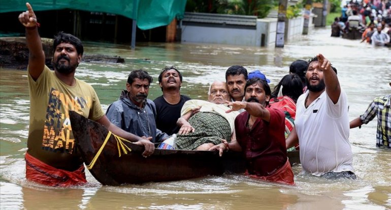 Hindistanda musson yağışları 2400-ə yaxın insanın ölümünə səbəb olub