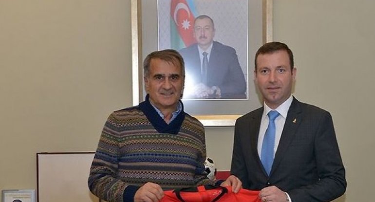 Şenol Günəş Elxan Məmmədova Türkiyə millisinin formasını bağışladı