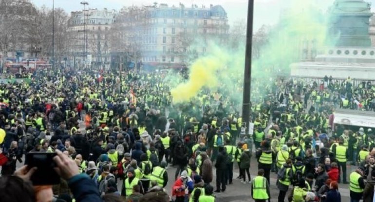 Fransada keçirilən etiraz aksiyalarında 450 mindən çox insan iştirak edir