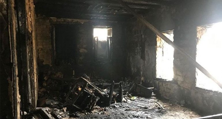 Astarada 57 yaşlı kişi evində yanaraq ölüb