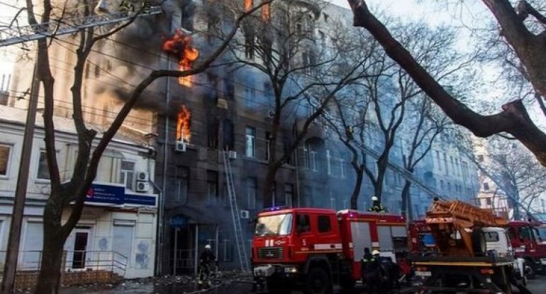 Ukraynada kollecdə baş verən yanğın nəticəsində ölənlərin sayı artmaqdadır