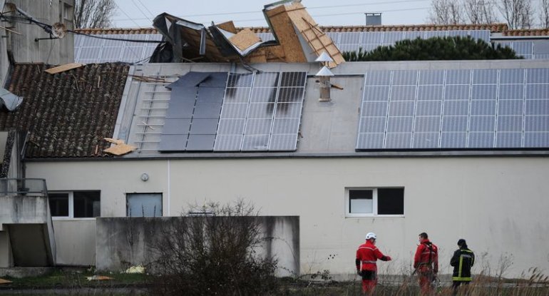 Fransada qasırğa 170 mindən çox evi işıqsız qoydu