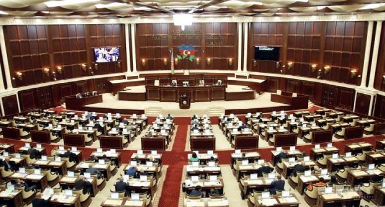 Milli Məclisin deputatlarına pul mükafatı verildi