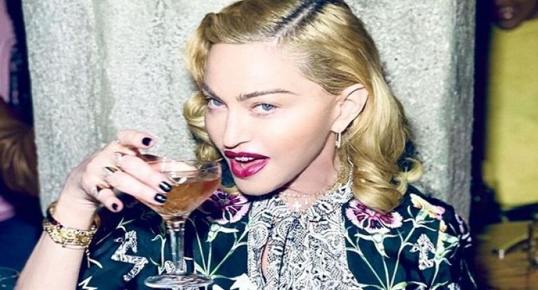 Madonna yarıçılpaq fotosu ilə gənclərə MEYDAN OXUDU