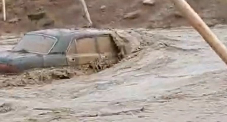 Azərbaycanda kəndi sel basdı - maşın sular altında qaldı