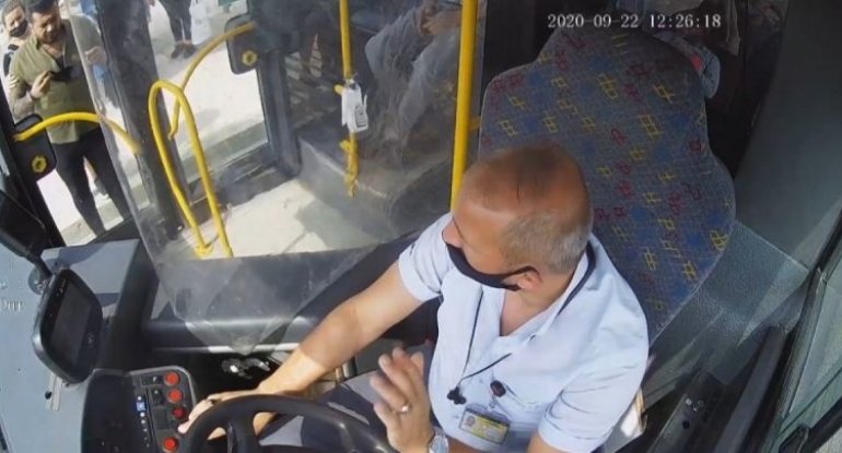 Sürücü avtobusa maskasız minən sərnişini bıçaqladı - VİDEO