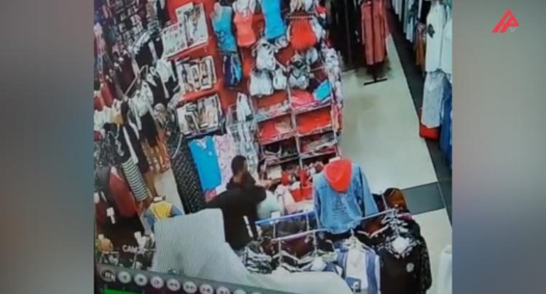 Azərbaycanda kişi keçmiş arvadını mağazada belə bıçaqladı -xa0ANBAAN VİDEO