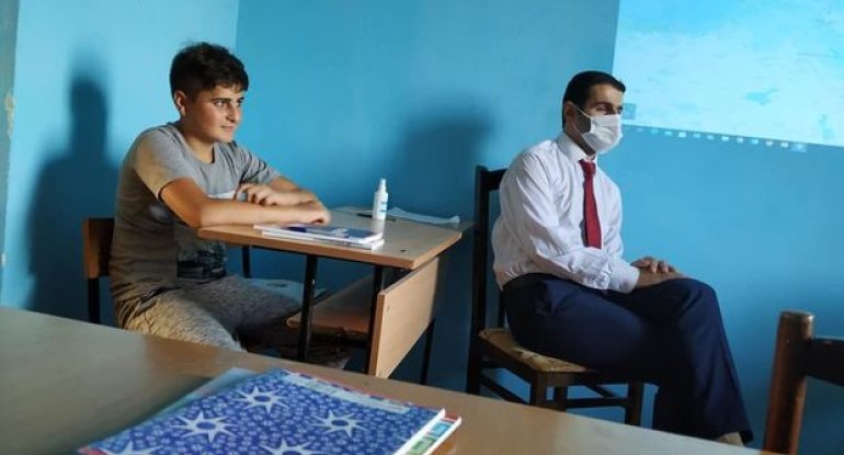 Ucqar kənddə çalışan azərbaycanlı müəllim distant təhsili fərqli üsulla əvəz etdi - FOTO