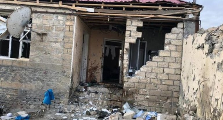 Naftalanda bir ailənin beş üzvünün düşmən təxribatı ilə öldüyü evdən qandonduran görüntülər - FOTO