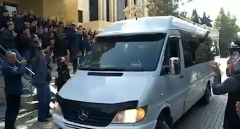 Əsgərlərimiz qələbə şüarları ilə yola salınır - VİDEO