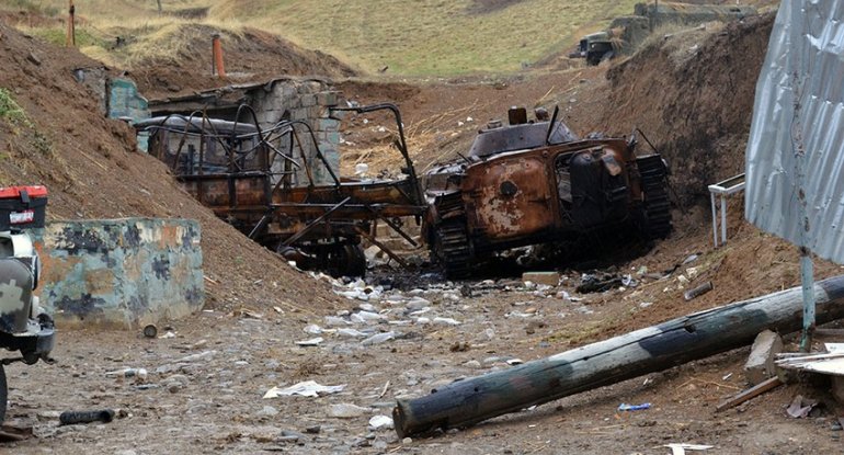 Erməni tankları öz artilleriya bölmələrinin atəşinə məruz qalıb