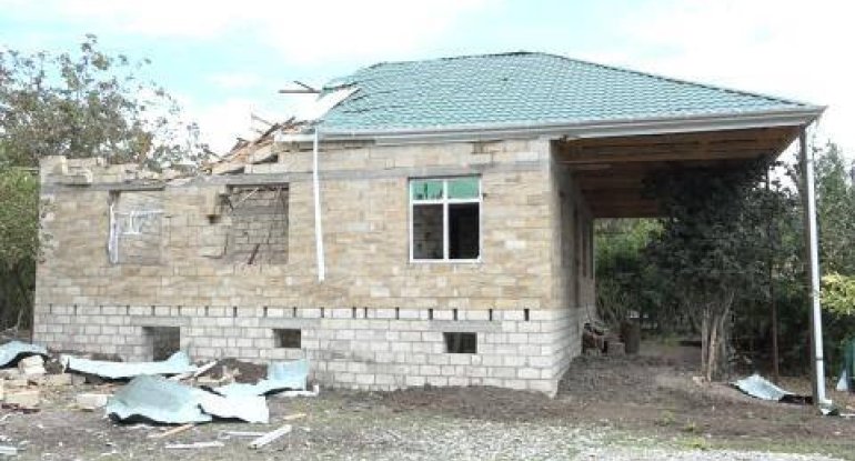 Top mərmisi daha bir evi dağıtdı – Buna baxmayaraq hər kəs öz işindədir” -xa0xa0VİDEO