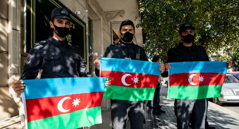 Lənkəranda dərzixa0bayraqxa0tikərək pulsuz paylayır