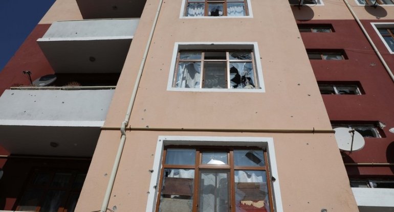Düşmən Tərtərdə beşmərtəbəli yaşayış binasını atəşə tutub