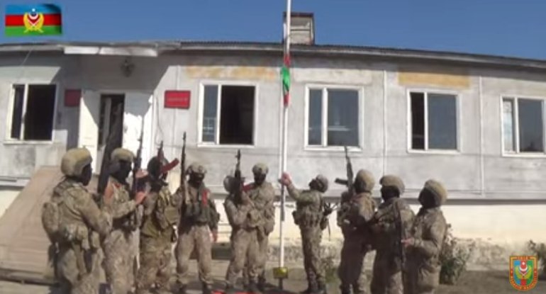 SON DƏQİQƏ: Füzuli şəhərinin mərkəzində Azərbaycan bayrağı qaldırıldı - VİDEO
