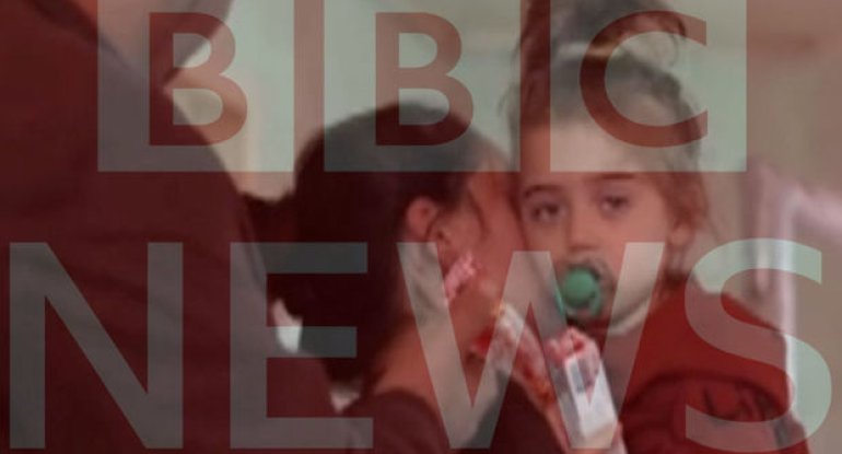 BBC ailəsini itirmiş üç yaşlı Xədicə ilə bağlı reportaj hazırladı: “Deyir, baba, anamı gətir” - VİDEO