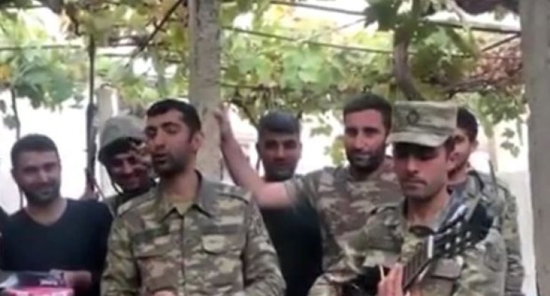 Atəş səslərinin müşayiəti altında mahnı oxuyan əsgərlərimiz - VİDEO