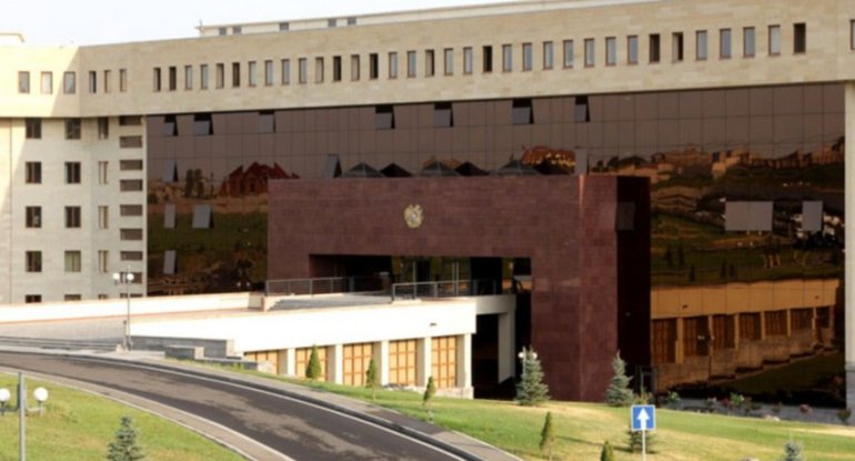 Ermənistanda silahlı qüvvələr və siyasi rəhbərlik arasında çəkişmə başladı