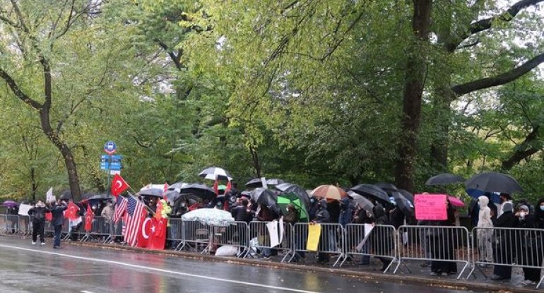 Nyu-Yorkda Fransa və Makronun anti-islam mövqeyinə yağış altında etiraz - FOTO