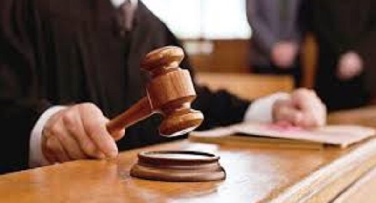 Bakıda qadına bıçaqla xəsarət yetirib, iyrənc hərəkət edən şəxs HAKİM QARŞISINDA