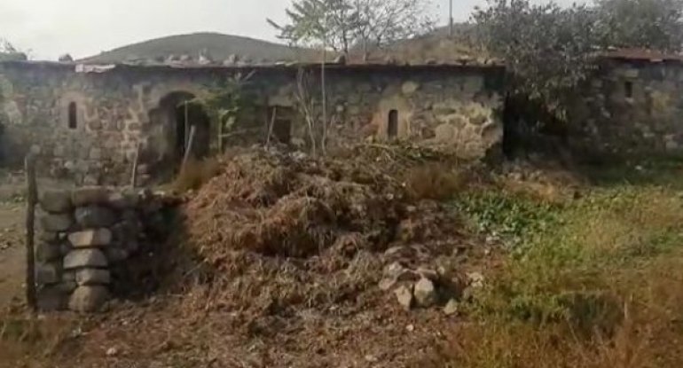 Reza Deqati Qubadlıda gördüklərindən dəhşətə gəldi: “Məscid illərdi donuz tövləsi kimi istifadə olunub” - FOTO