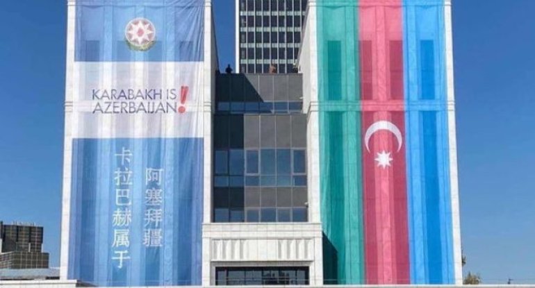 Pekində binanın üzərində Azərbaycan bayrağı işıqlandırılıb - FOTO