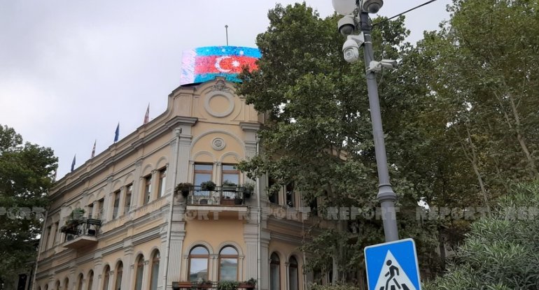 Azərbaycan bayrağı Tbilisidəki monitorlarda nümayiş etdirilir