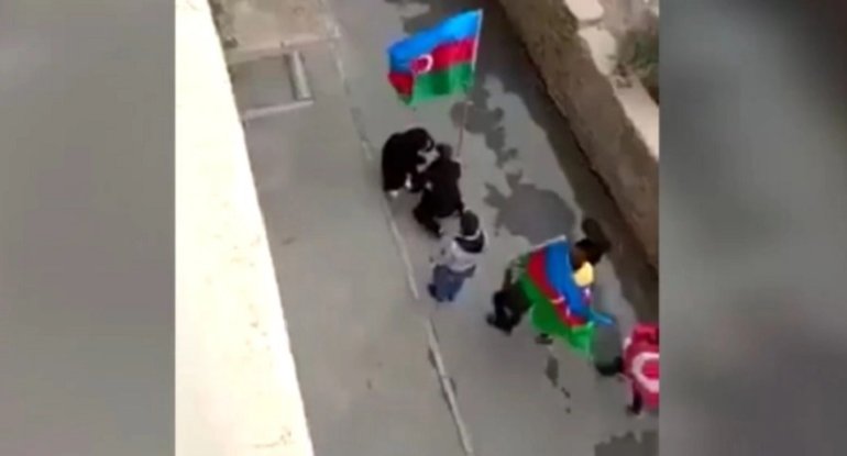 Şuşanın azadlıq xəbərinə sevinən gənclər şəhid anasının ayağından öpdülər - VİDEO