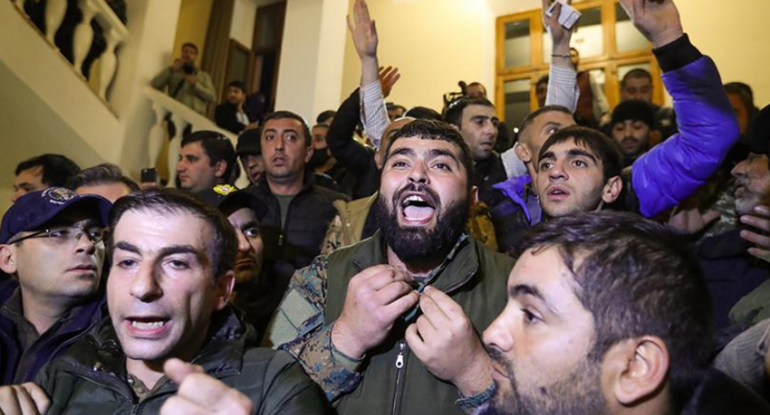 Paşinyan Yerevandakı etirazçıları cəza ilə hədələdi