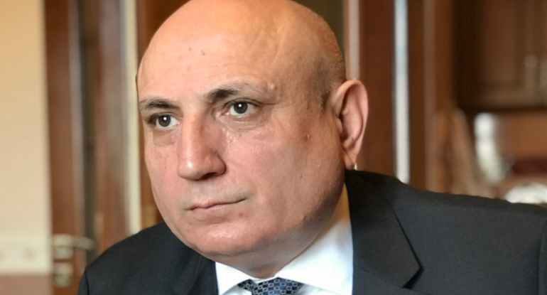 N.Paşinyanxa0“təslim aktı”nı gecəyarı imzalamaq məcburiyyətində qaldı.